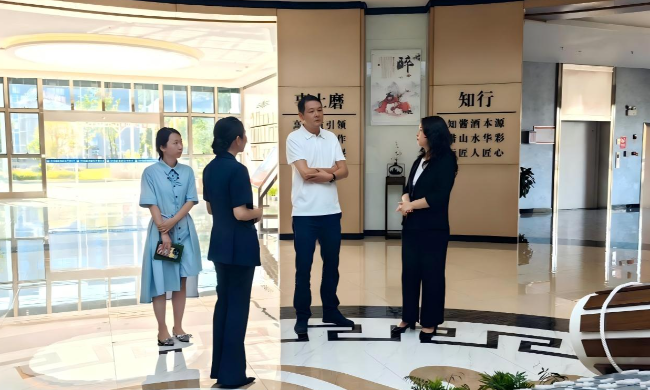 貴陽(yáng)市商務(wù)局副局長(zhǎng)施京調(diào)研貴州醬酒集團(tuán)南明區(qū)生產(chǎn)基地